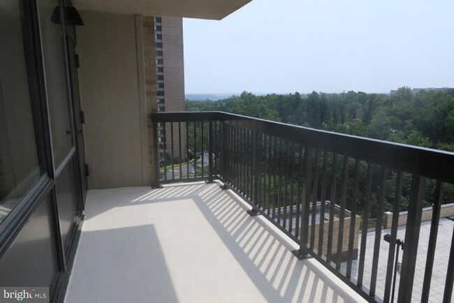 Building Photo - 3709 S George Mason Dr