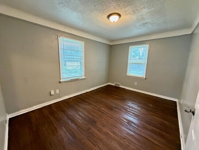 Building Photo - 2 Bedroom 1 Bath House For Lease