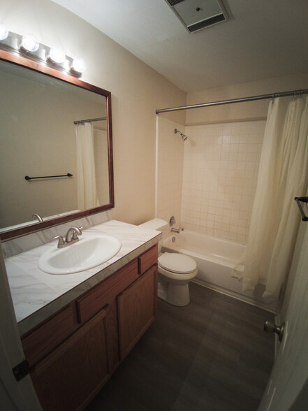 Building Photo - 327 Briarwood Dr