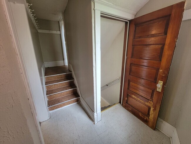 Building Photo - 623-625 N 10th Ave E