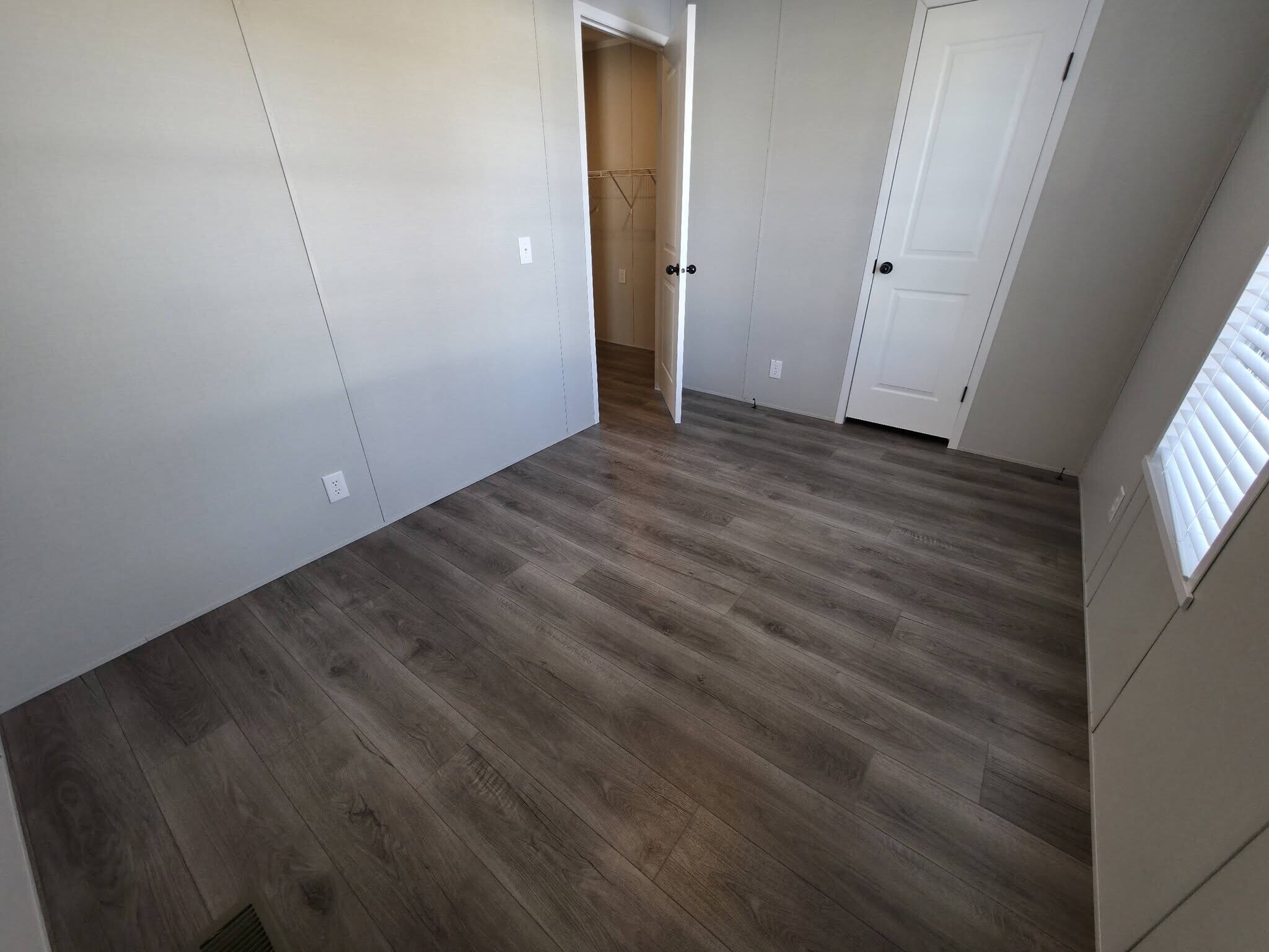 Building Photo - 1404 W Commodore Blvd