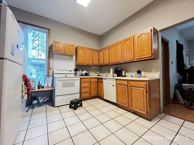 Building Photo - 3 Bed 2 Bath Duplex Ready Fall 2025 ~ Secu...