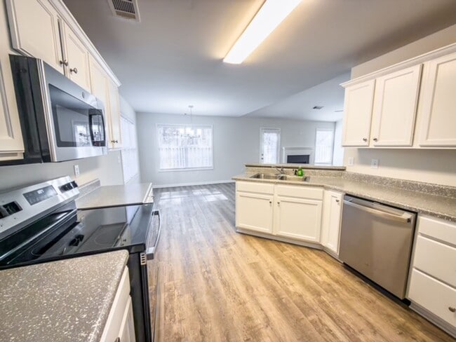 Building Photo - Beautiful Home with Fenced Backyard Near UGA Vet School