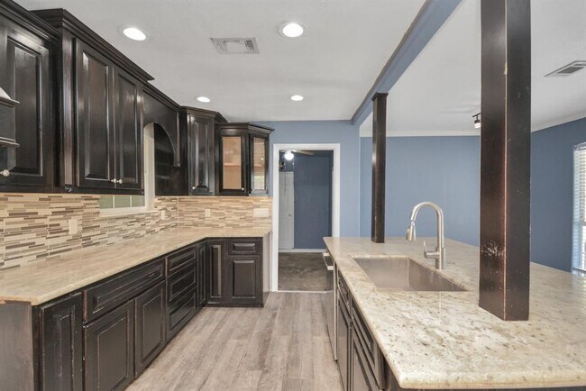 Building Photo - 1404 Briarwood Dr