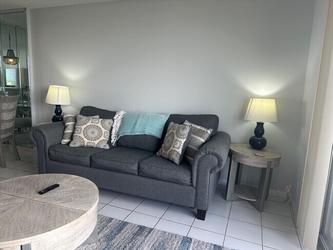 Building Photo - 1009 N Ocean Blvd