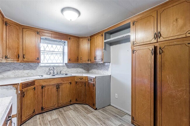 Building Photo - 5311 Pine Ave