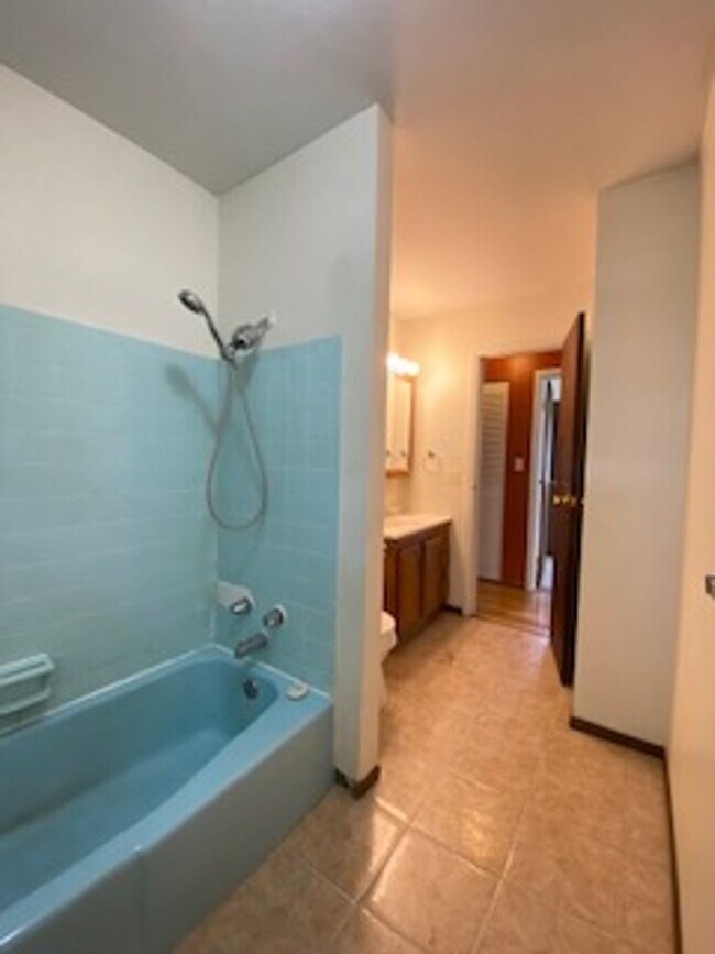 Building Photo - 3 Bedroom Home Available in Elkhart!