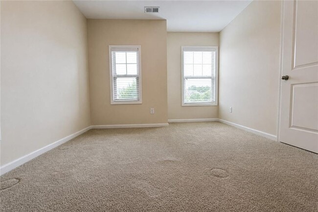 Building Photo - 2132 Greencrest Cir