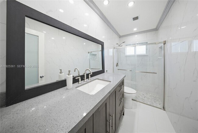 Building Photo - 300 NE 175th St