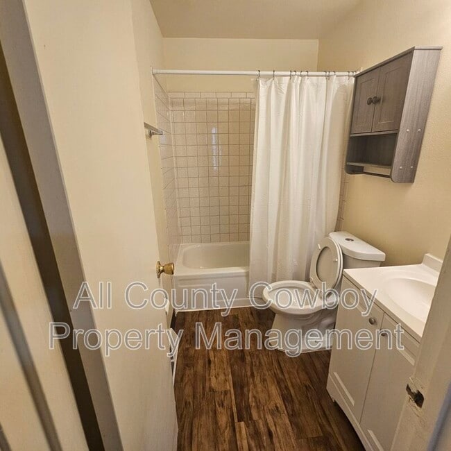 Building Photo - 142 S Cribbon Ave