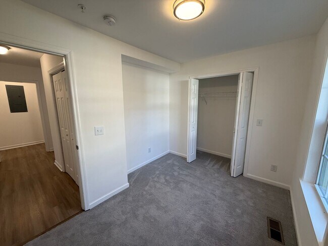 Building Photo - 208 Meadow St