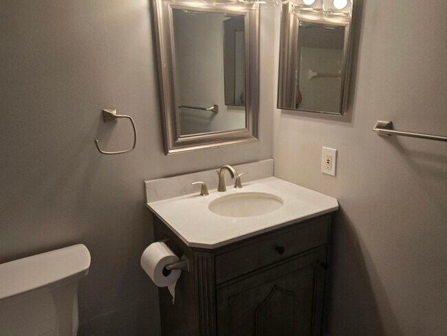 Building Photo - 701 Villa Cir