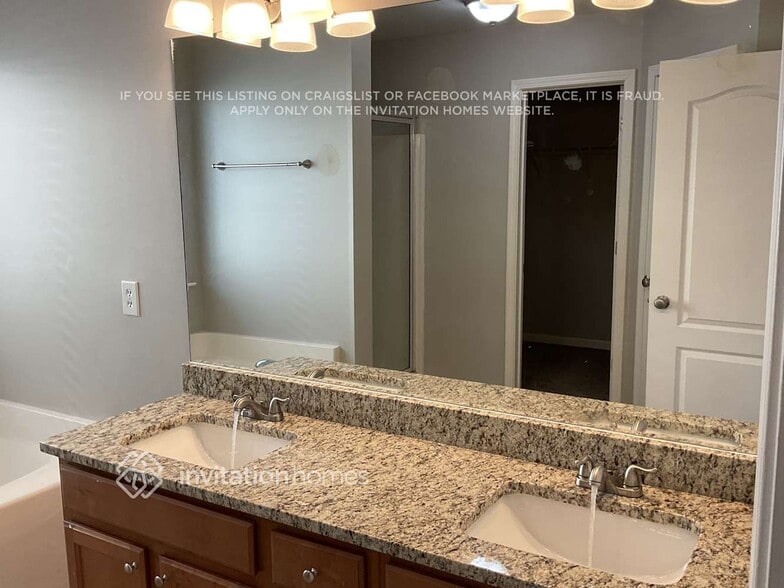 Building Photo - 326 Pin Oak Ave