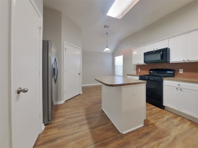 Building Photo - 810 Forest Hillside Ln