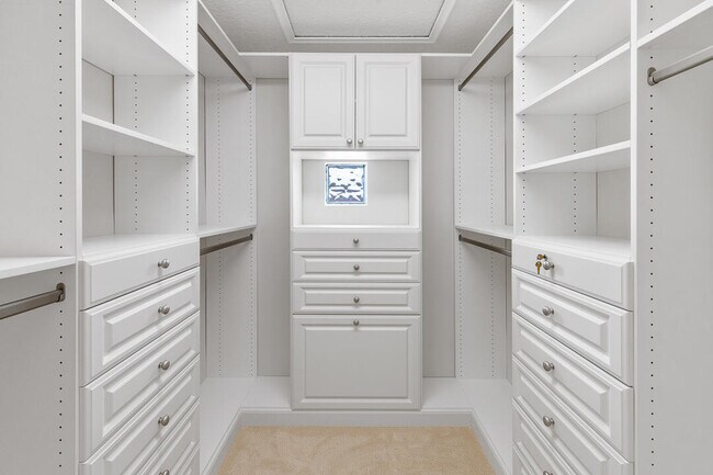 Building Photo - 1060 Lake Shore Dr