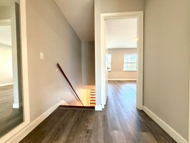 Building Photo - 413 N Cypress Dr