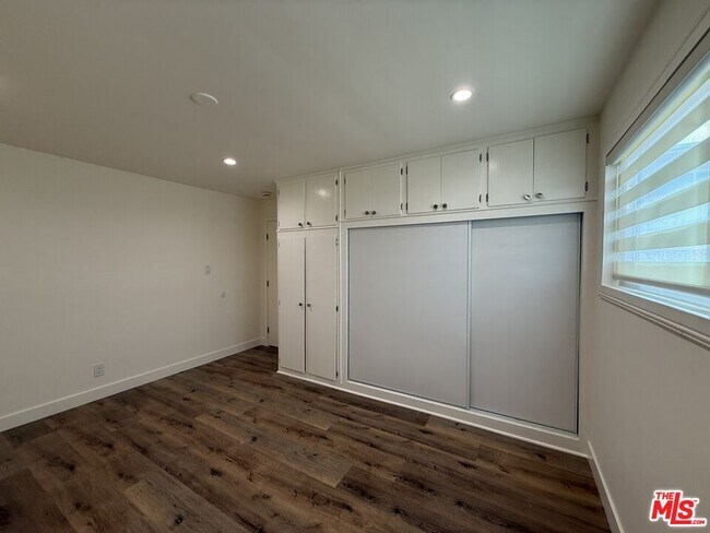 Building Photo - 2400 Vanderbilt Ln