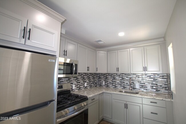 Building Photo - 2434 E Clarendon Ave