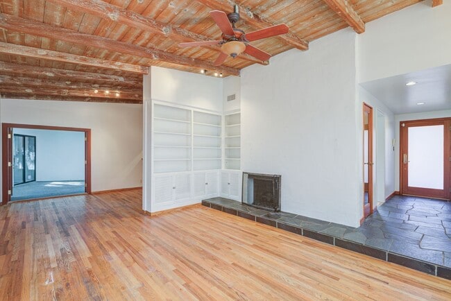 Building Photo - HOLIDAY SPECIAL***2 WEEKS FREE** 3 Bed/2 Bath Oasis in Royal Woods - Available Now