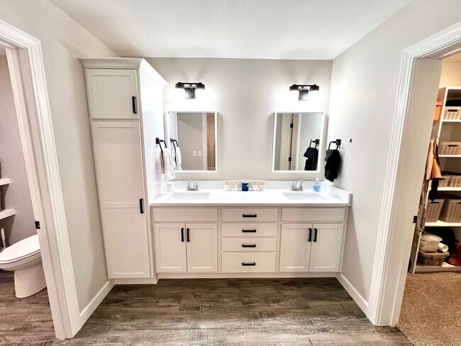 Building Photo - Modern Single-Family Home in Scenic Meadows Neighborhood