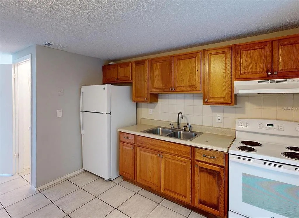 Kitchen - 15540 Chamberlain Blvd