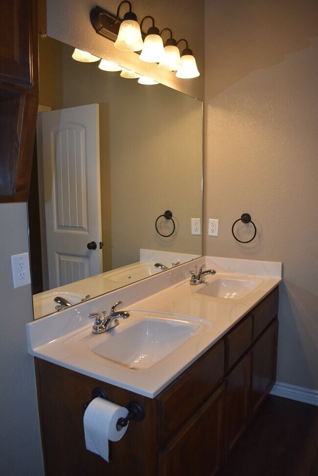 Building Photo - 1808 Seminole Cir