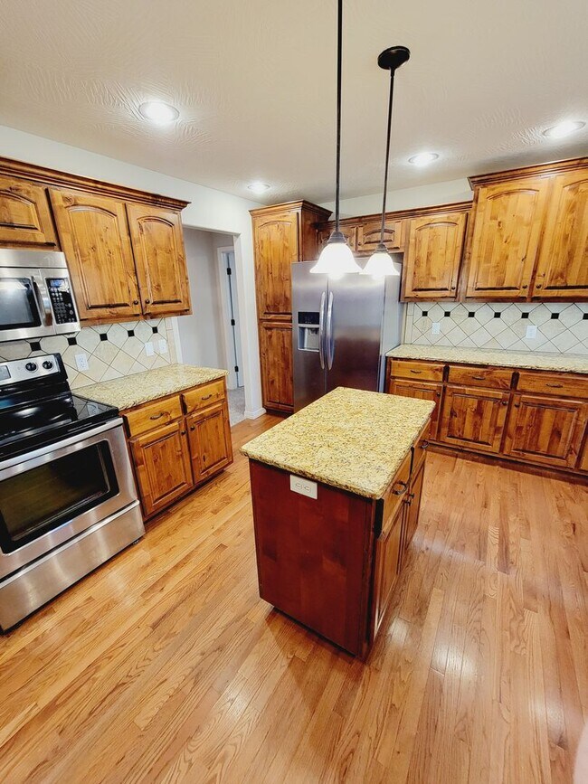 Building Photo - Prairie View Estates,  4 BR - 3 Car Garage...