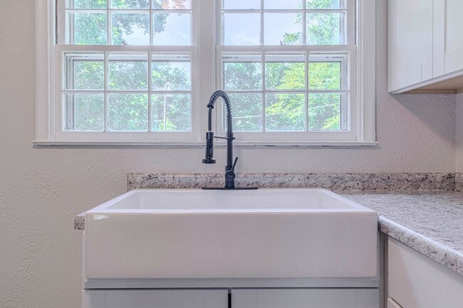 Building Photo - Spacious home for rent!