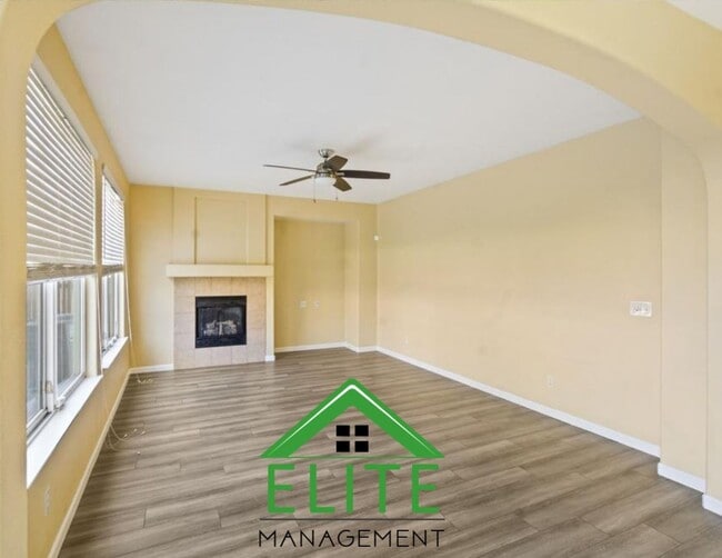 Building Photo - **Spacious 4-Bedroom, 2.5-Bath Home with L...