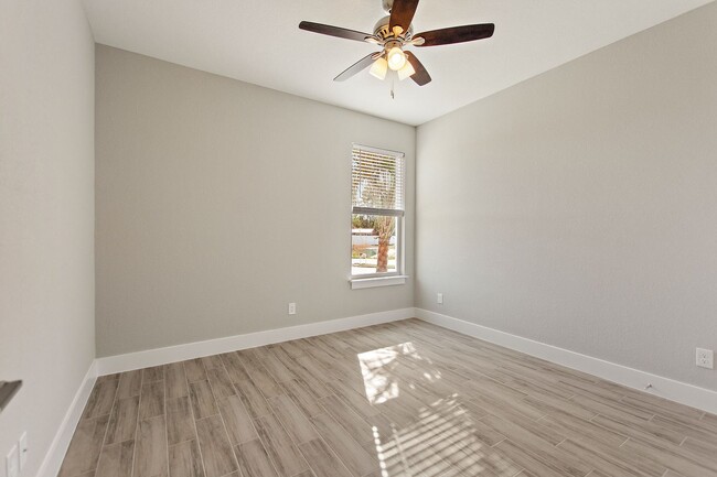 Building Photo - 123 Tulip Ln