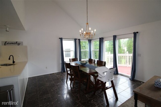 Building Photo - 5531 Redbud Ct