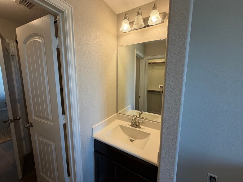 Building Photo - Room in House on Zanna Grace Way
