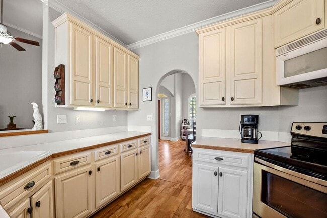 Building Photo - 11 Elmwood Cir