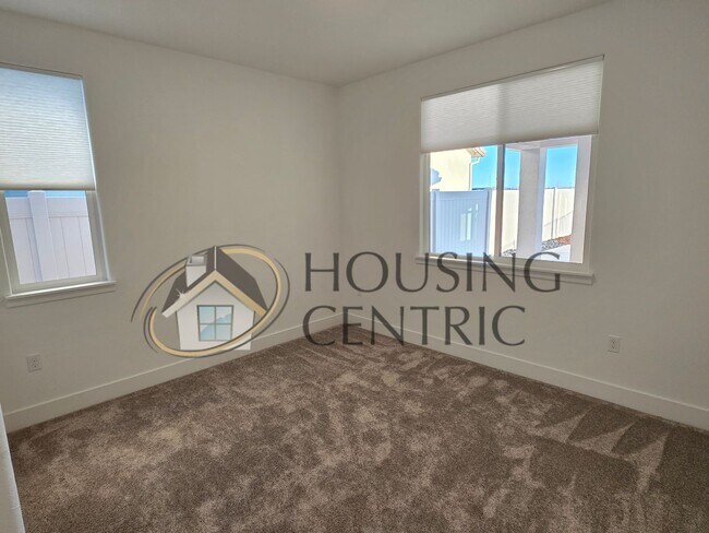 Building Photo - Executive Single Story Rental in HIGHLY DESIRABLE Heritage 55+ Community!