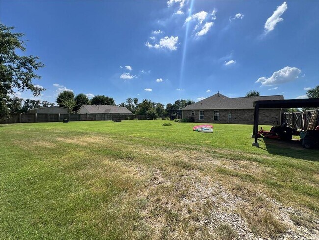 Building Photo - 904 E McCann Rd