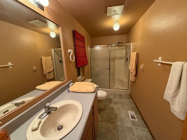 Building Photo - Clean, cozy home in Soap Lake for Rent