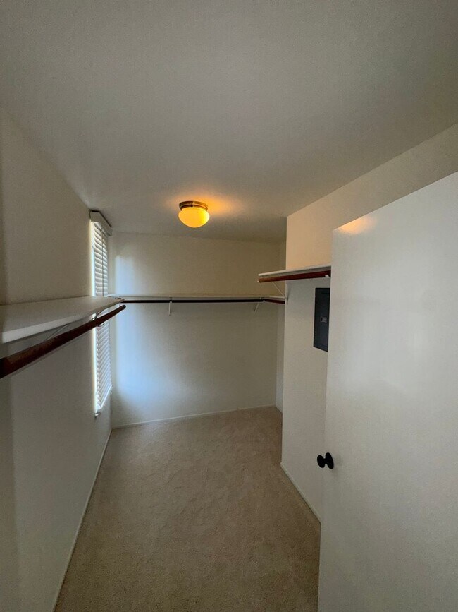 Building Photo - Walking distance to beaches, restaurants, 3 bedroom, 2 bathroom, upstairs level of home