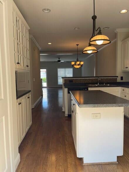 Building Photo - 144 Saint James Pl