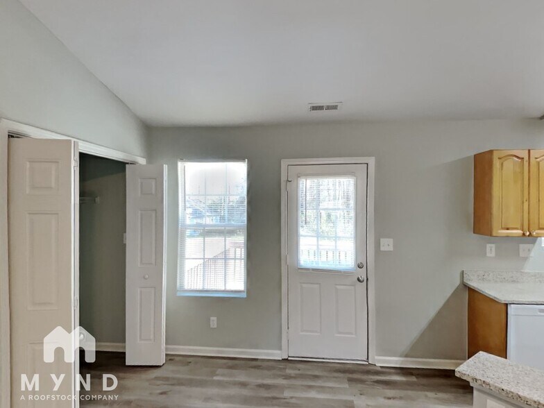 Building Photo - 829 Woodland Ln