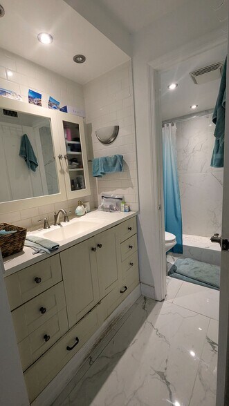Building Photo - 3670 Inverrary Dr