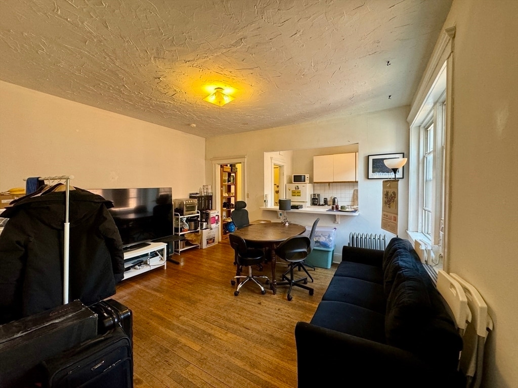 Building Photo - 233 Kelton St