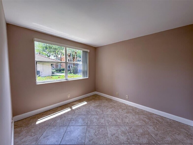 Building Photo - 8781 Wiles Rd