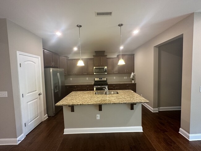 Building Photo - Like New Townhome in Cary