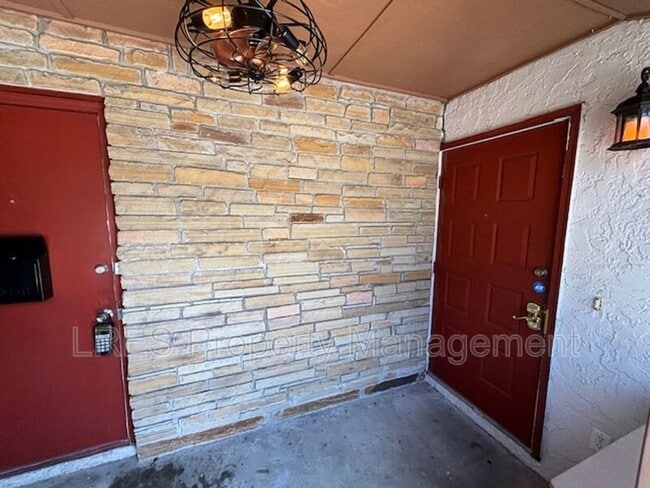 Building Photo - 517 Carambola Ave