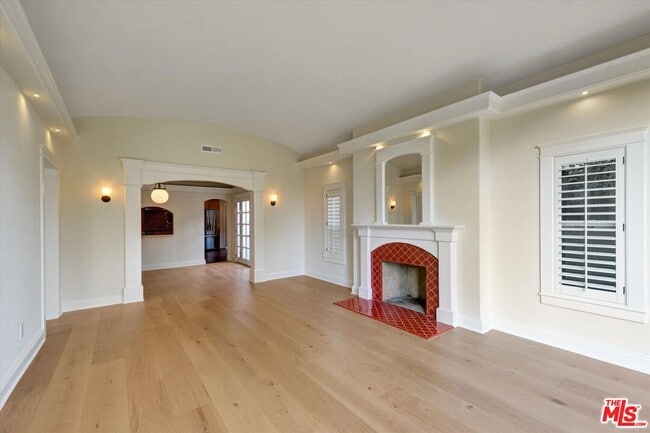 Building Photo - 135 N Gower St