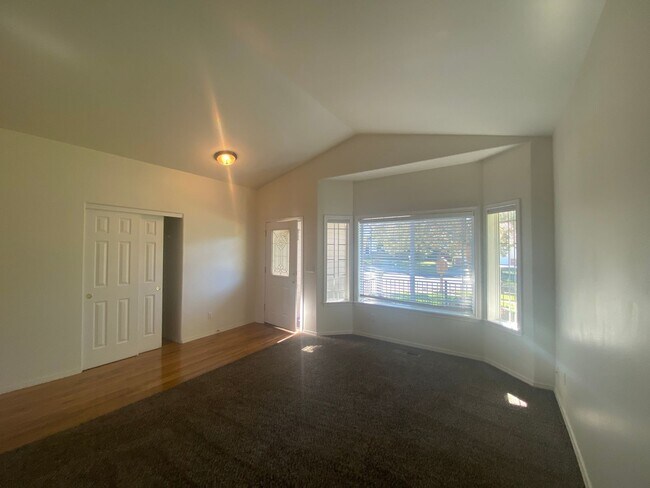 Building Photo - Single Level Charmer, SE Bend Established ...