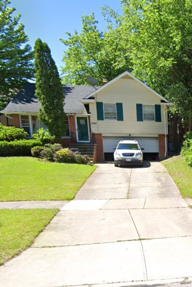 Building Photo - 1099 Woodview-