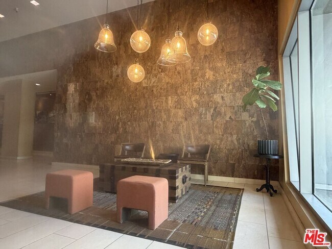 Building Photo - 901 Flower St