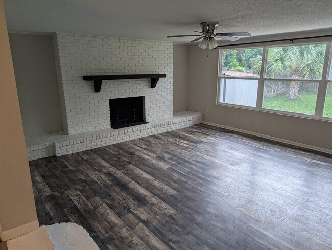 Building Photo - 6530 Pine Summit Dr