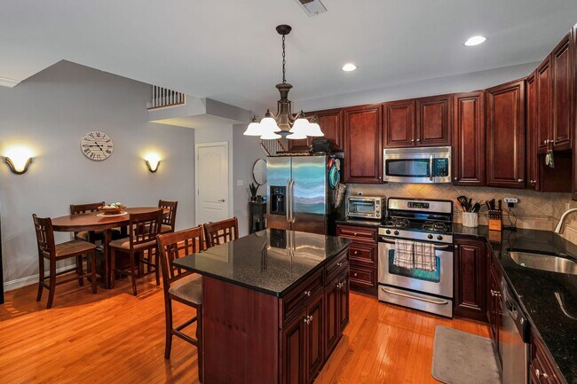 Building Photo - Beautiful 3 Bedroom Bridgeport Townhome!